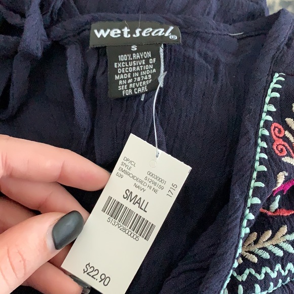 Wetseal embroidered navy blouse NWT - Picture 4 of 5